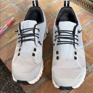 On Running Women's Light Gray Athletic Shoes